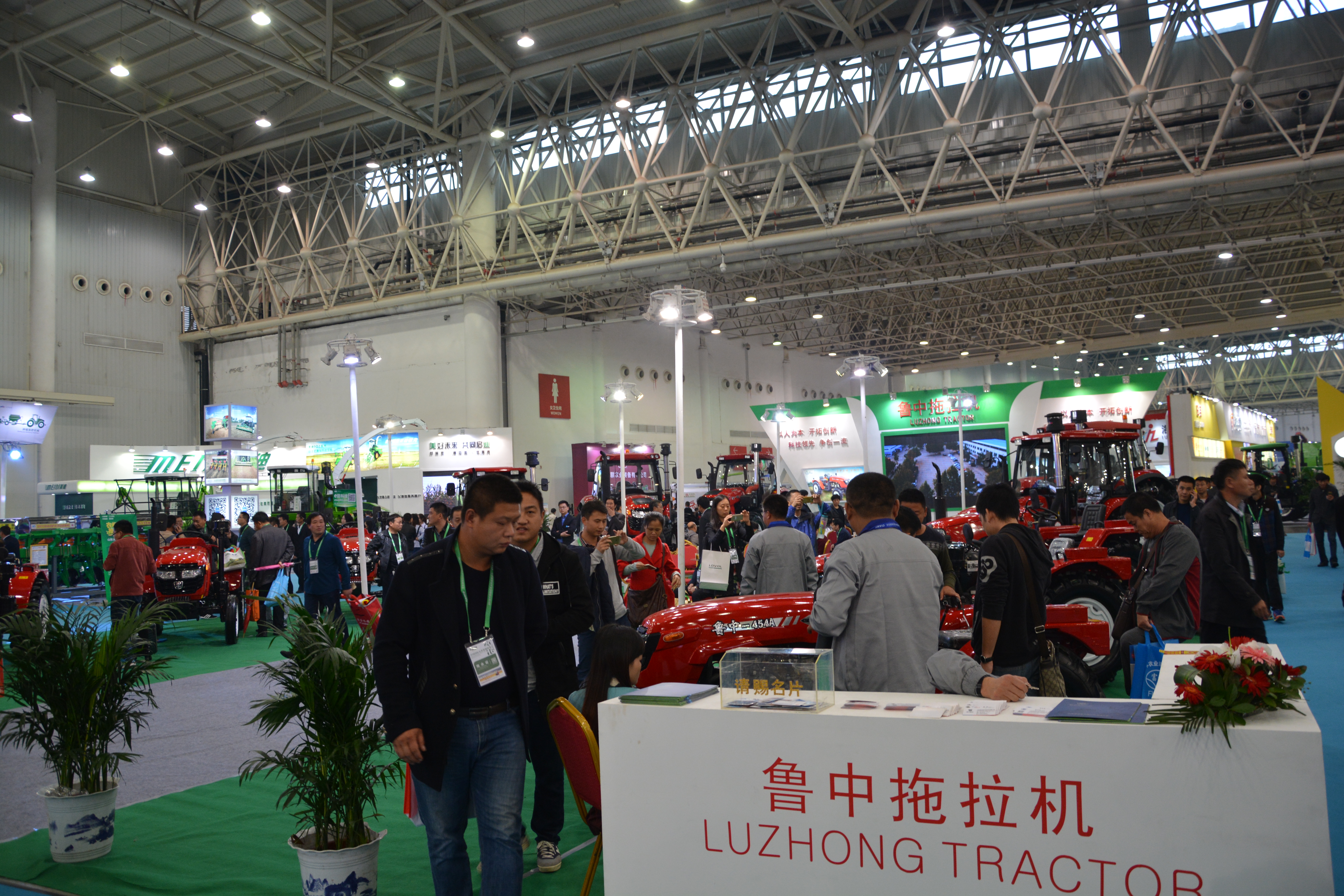 打造百年企業(yè)品牌 山東濰坊魯中拖拉機(jī)廠(chǎng)閃亮登場(chǎng)
